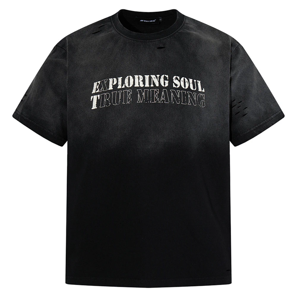 グレーTシャツはどんな色に見えやすい？グラデーションの一枚が、季節を越えてスタイリングを変える