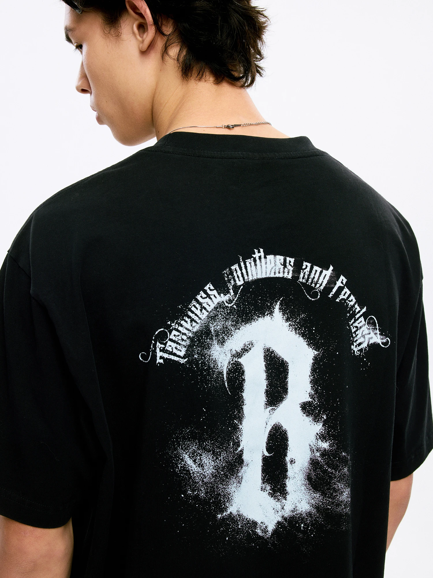 オーバーサイズTシャツをどう選ぶ？コットン100％のゆったり感が本当のスタイルを生む理由