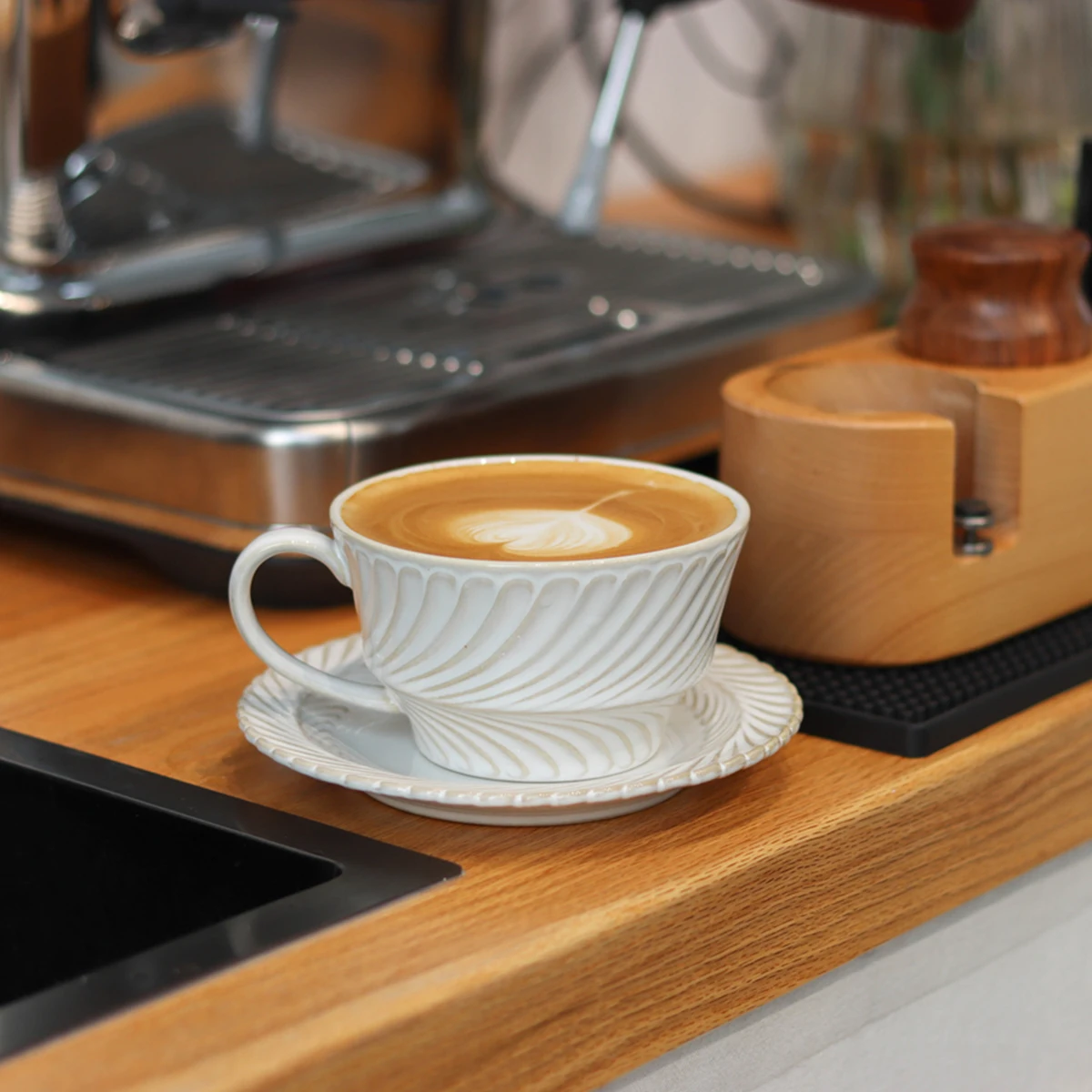ラテミルクコーヒーカップ シンプル 陶器 精巧で優雅：機能性とデザインのバランスを実現