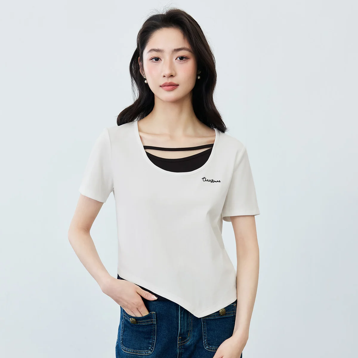 デザイン性のあるバイカラーTシャツ2点セットで実現するレディース重ね着コーデ