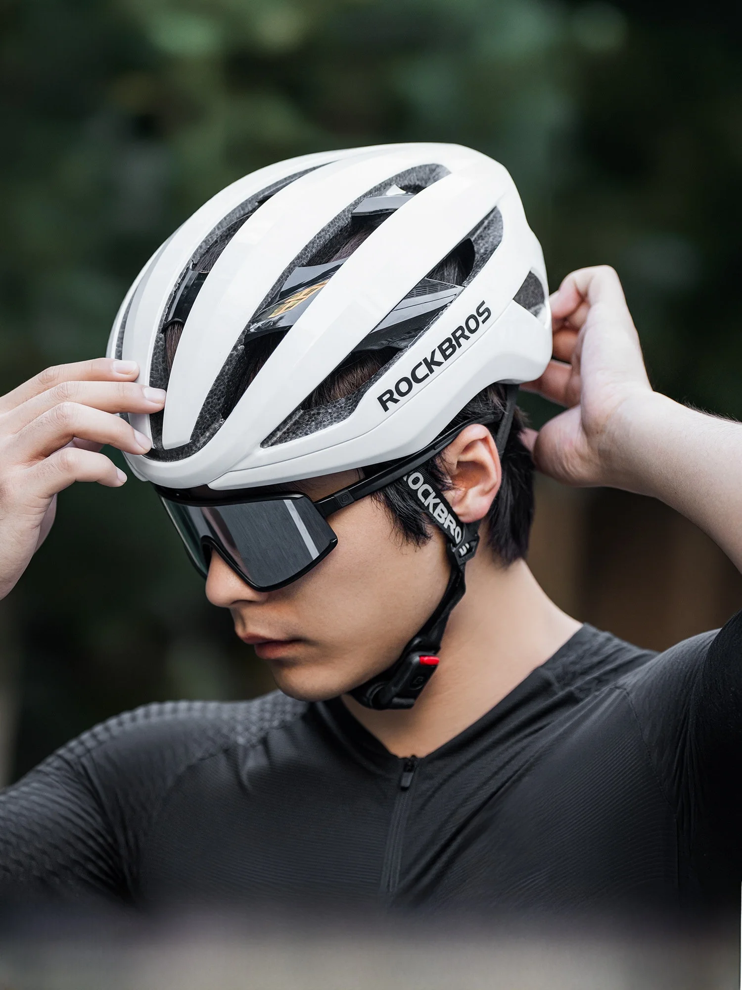 ROCKBROS LK-79 一体成型ドラゴン骨ヘルメット：アドベンチャーバイク向けの耐久性と通気性を評価