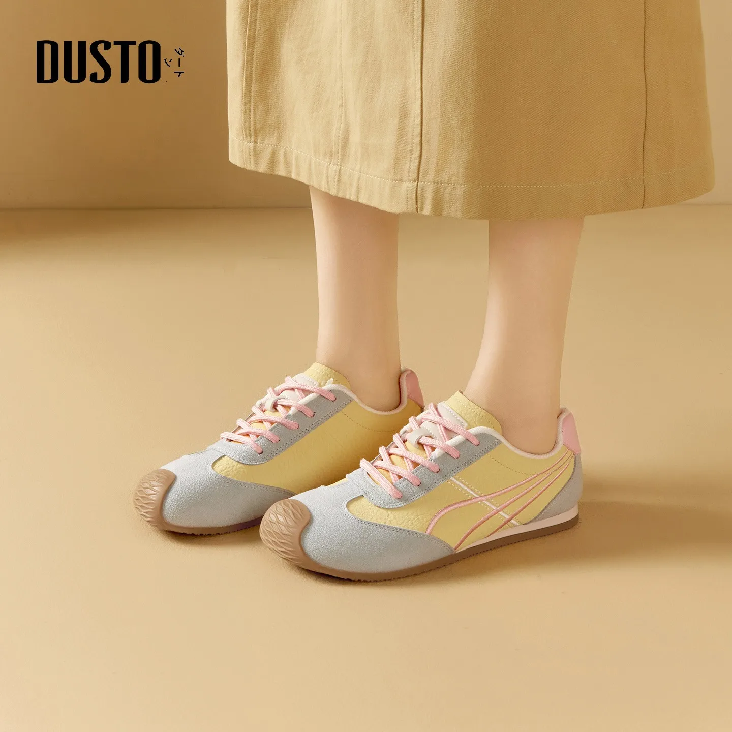 スクエアトゥ フラットシューズ：DUSTOのレースアップデザインが日常に届く