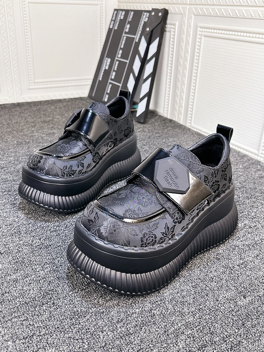 10万円で買えるレディースファッションで悩んでいるなら、この「内蔵ヒールの小型レザーシューズ」が今こそおすすめ！