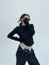 シンプルな刺繍入り短丈長袖Tシャツ【カジュアル・女性用・ラウンドネック】