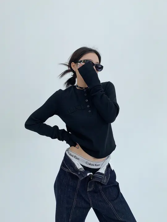 シンプルな刺繍入り短丈長袖Tシャツ【カジュアル・女性用・ラウンドネック】