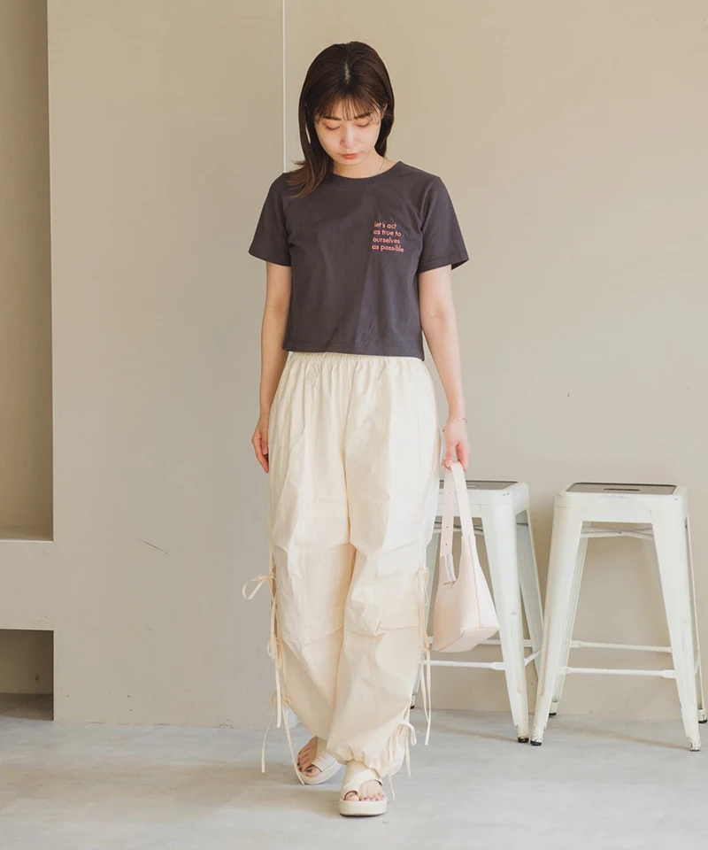 cropped t shirt は夏に着るべきか？それとも、シンプルな直筒型サマートップスが今、注目されている？