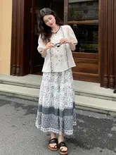 刺繍入りパフスリーブブラウスと花柄フレアスカートの夏のコーディネート（セットアップ対応）