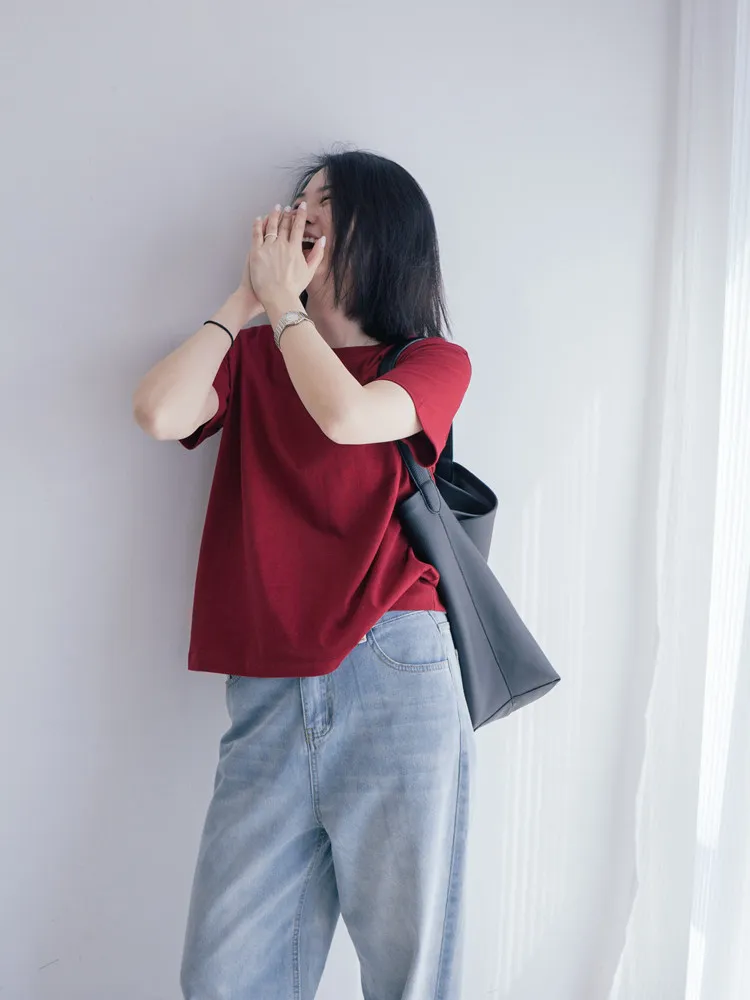 大人可愛い服 50代コーデの秘密：赤色Tシャツで気分を変える完全ガイド