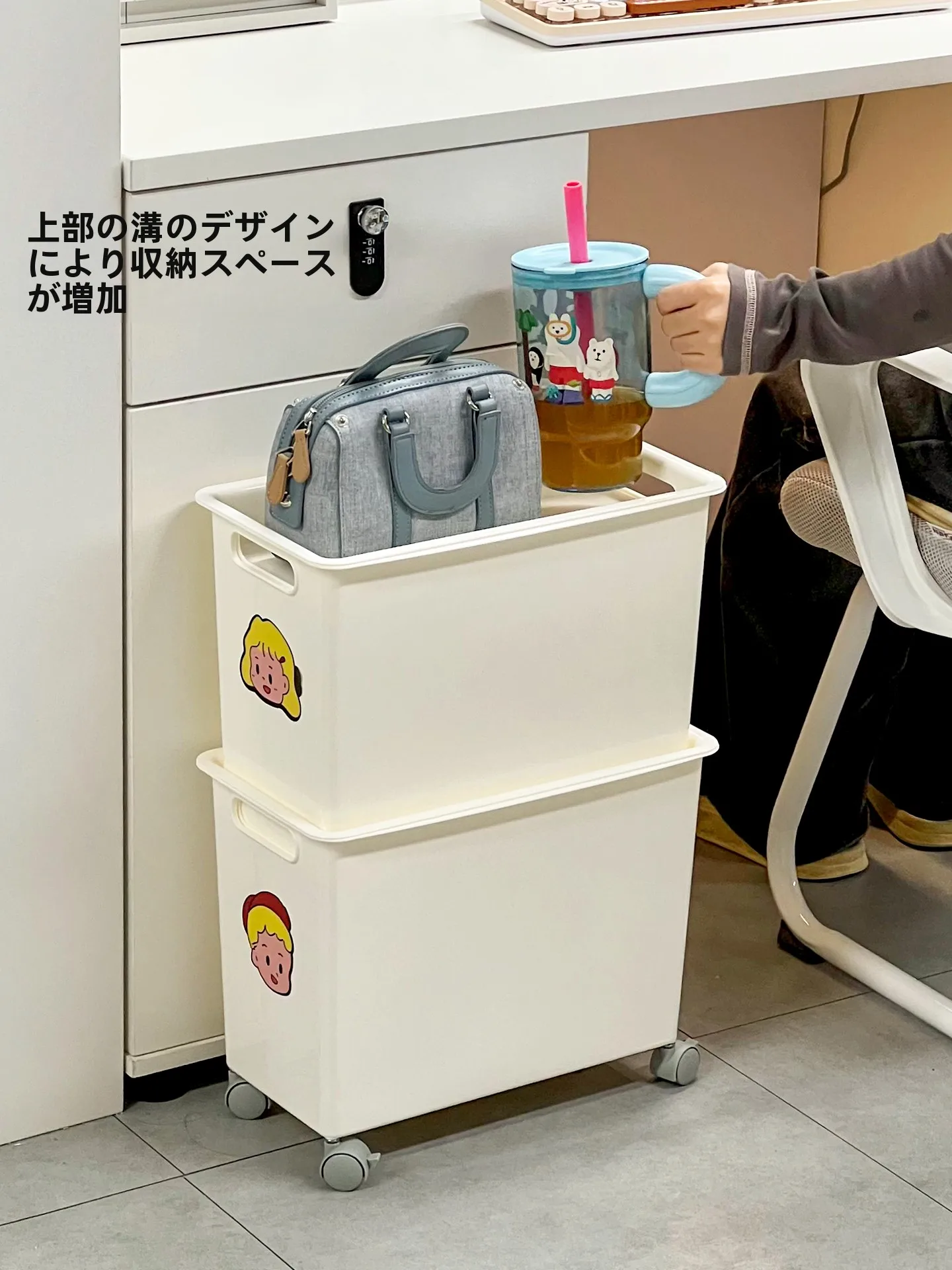 デスク下に置ける多段式収納ワゴン：移動可能で収納力が実証された実用性の評価