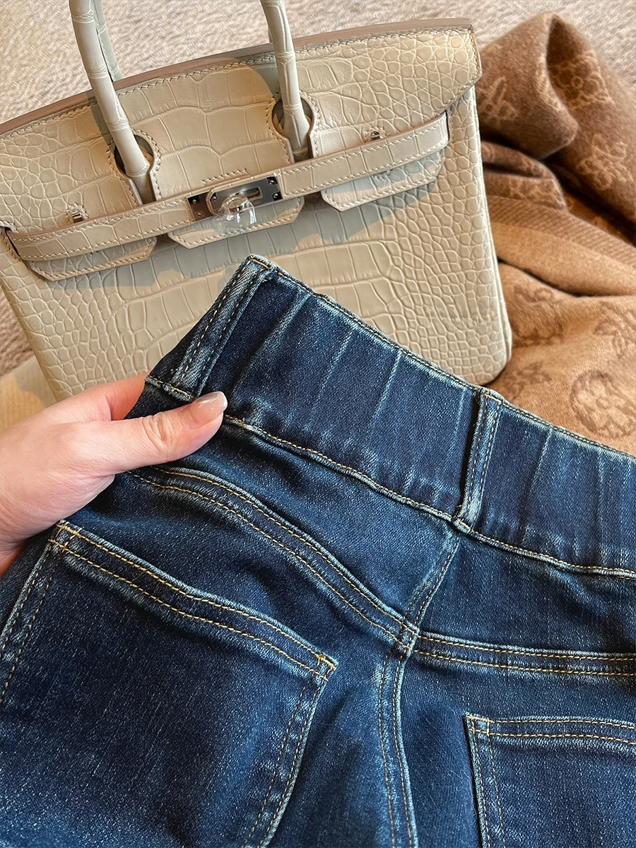 深い青のハイウエストスキニージーンズ：スリムフィットで長めの高伸縮性を実現