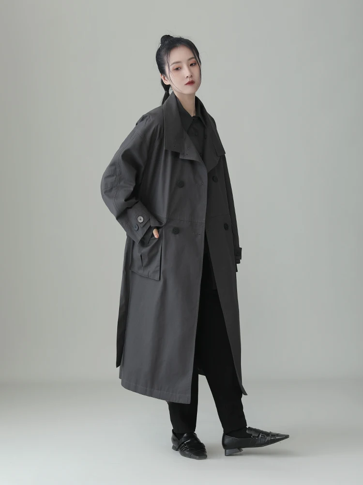 大人可愛い服 40代コーデの秘密はシルエットの美しさに！岩の灰トレンチコート徹底解説