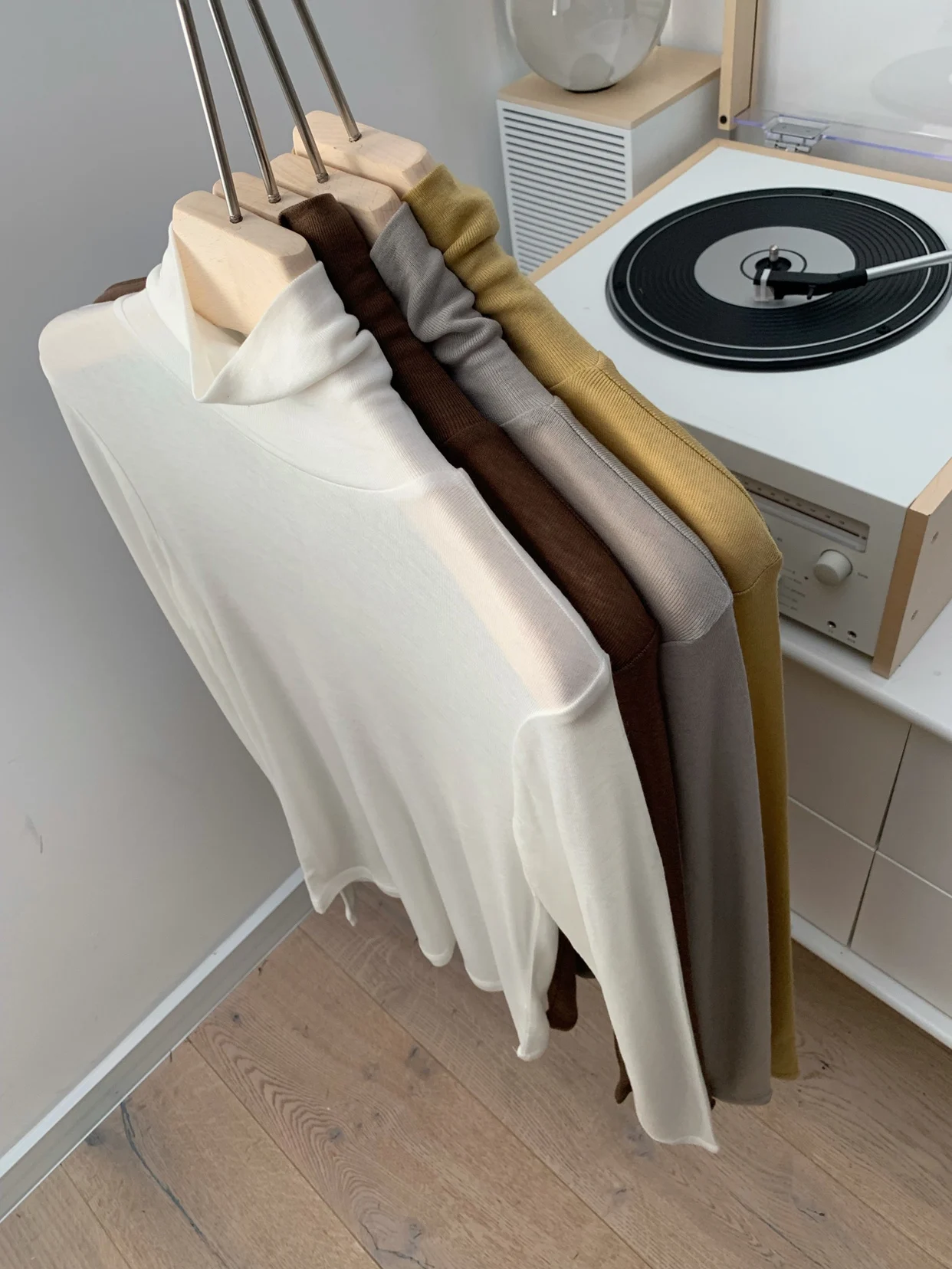 大人可愛いの本質とは？ハイネックTシャツで実現する自然なかわいさのガイド