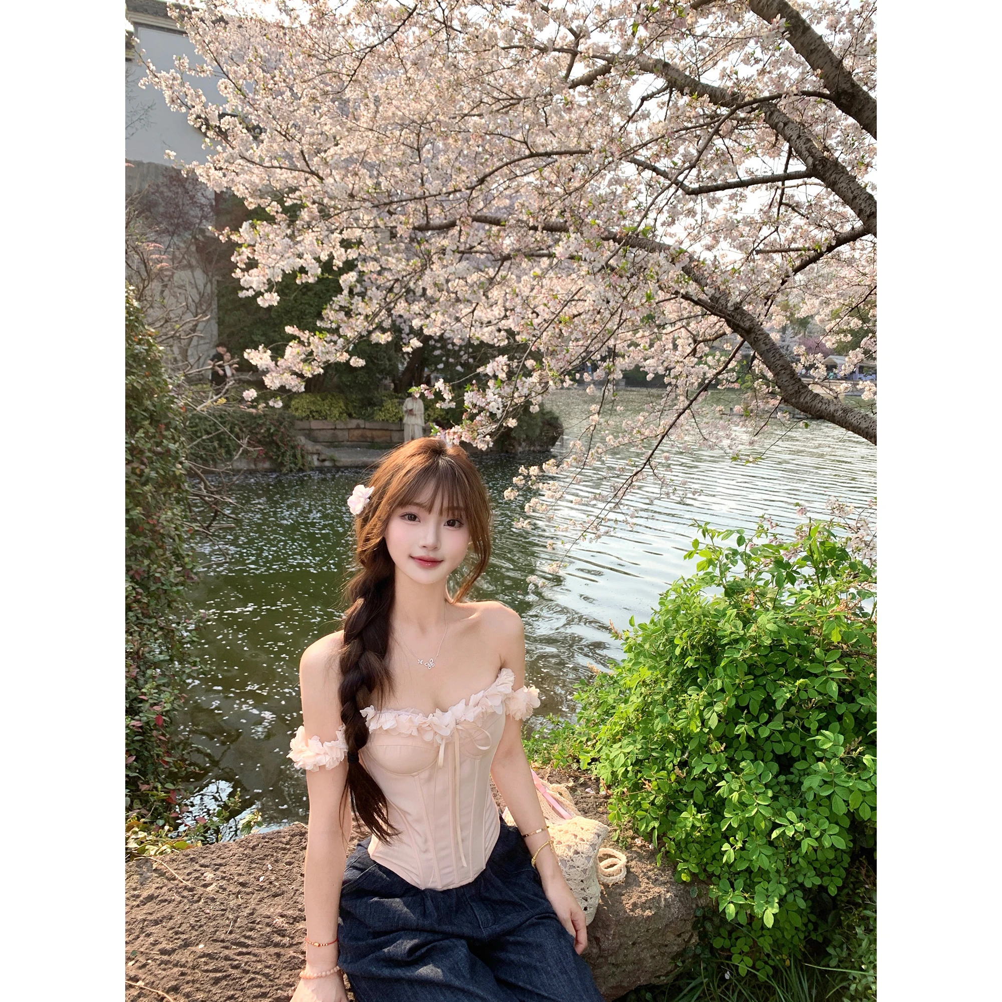 桜の花デザインの魚骨ベスト：立体的なシルエットとウエストシェイプを実現する女性用トップス
