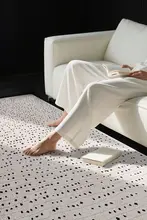 防水・抗菌仕様のラグ【現代的でシンプルなデザイン・リビングルーム用】