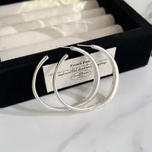 シンプルなラウンドデザインの大ぶりイヤリング【銀色・C型・秋冬用・モダンスタイル】