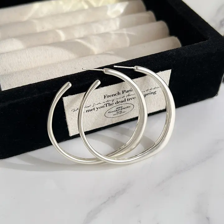 シンプルなラウンドデザインの大ぶりイヤリング【銀色・C型・秋冬用・モダンスタイル】