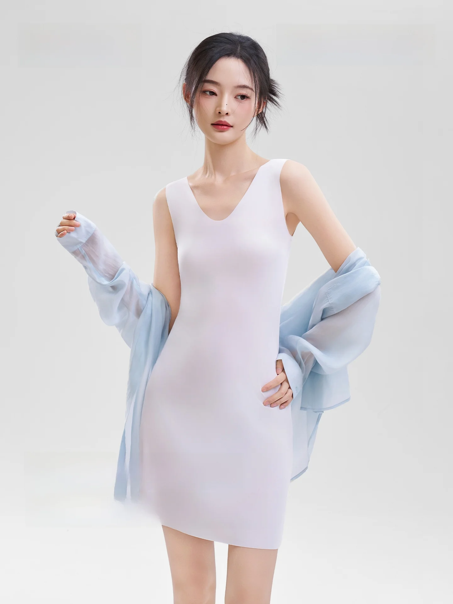 アイスシルク素材のセクシーキャミソールドレス：体型を隠す服としての実用性とデザイン性