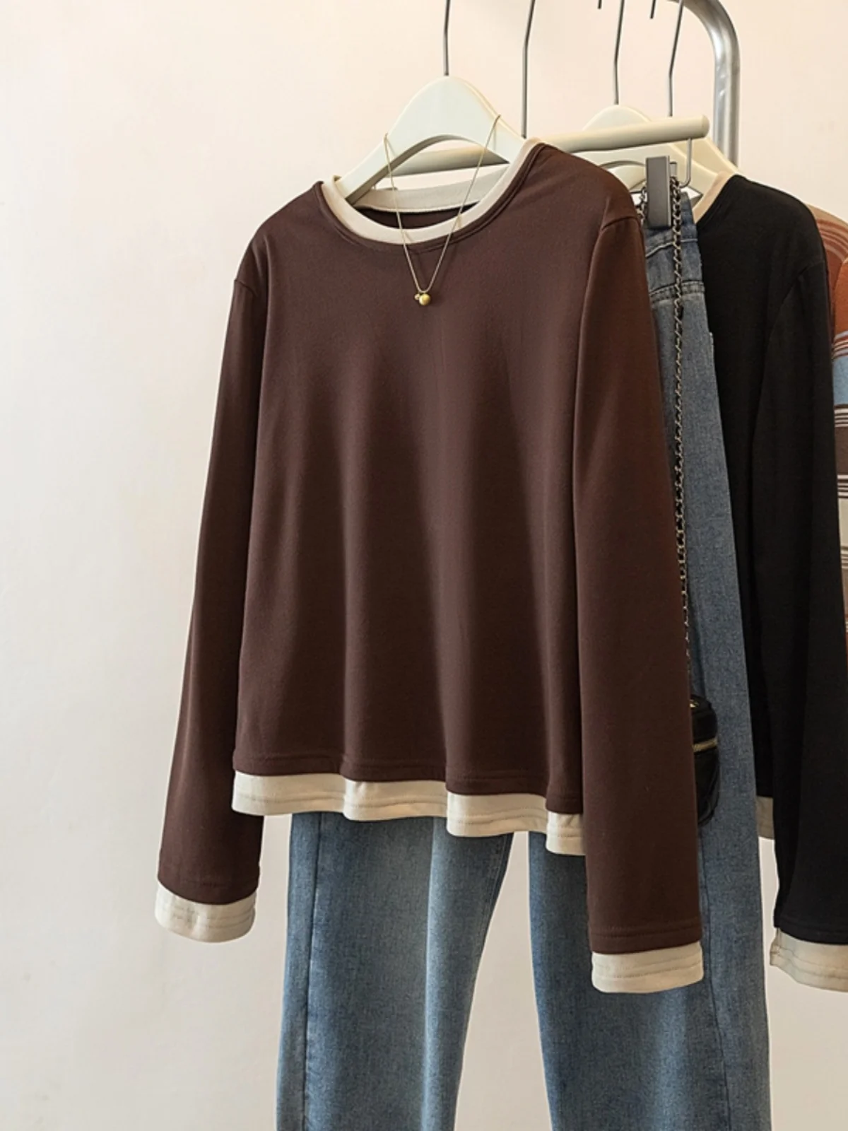 モックネックTシャツの着こなし方って？厳選5選で通勤からカジュアルまで自在に