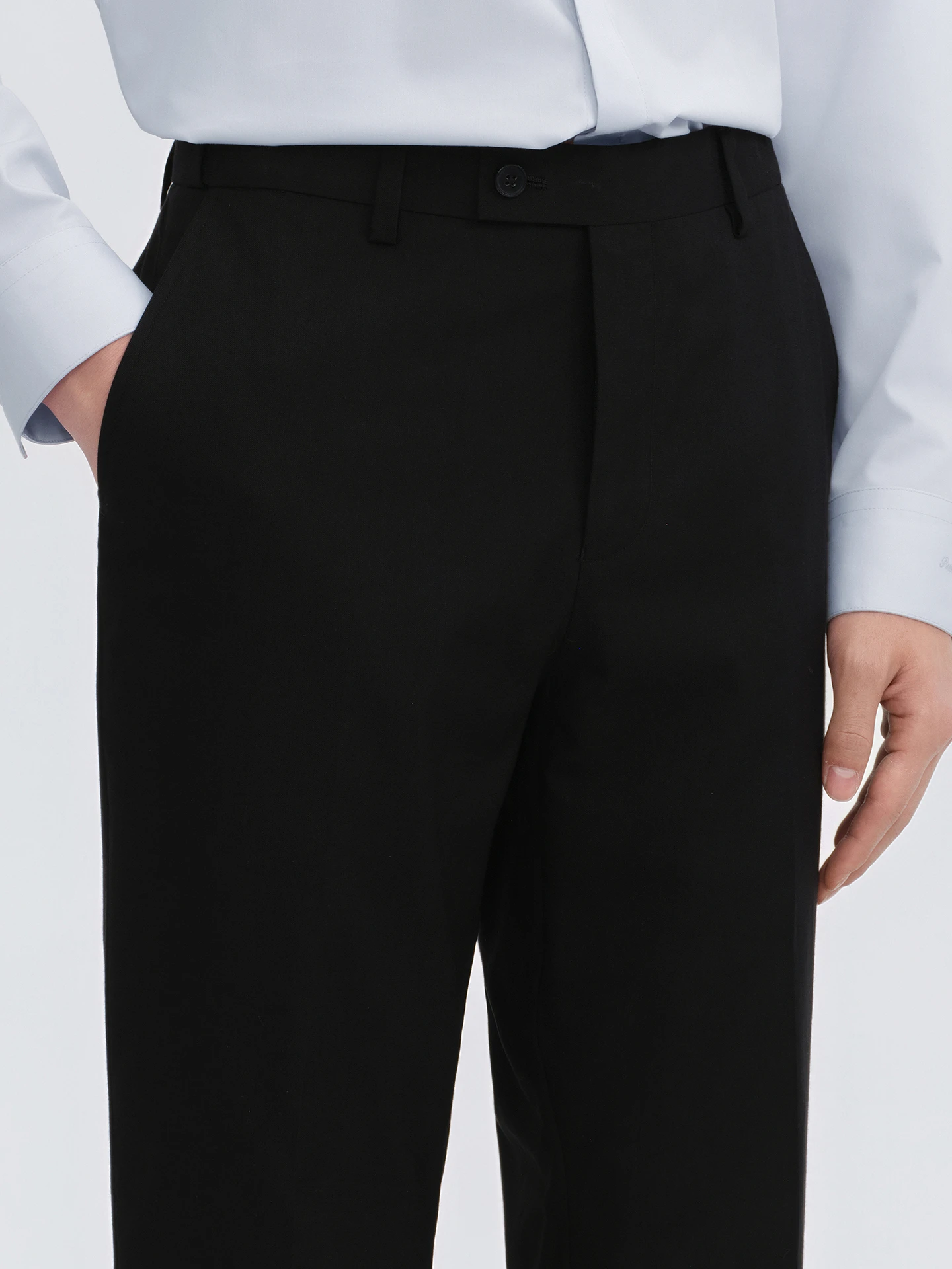170cm メンズファッションで悩むなら、ビジネスカジュアルに最適なスリムフィットスラックスは？