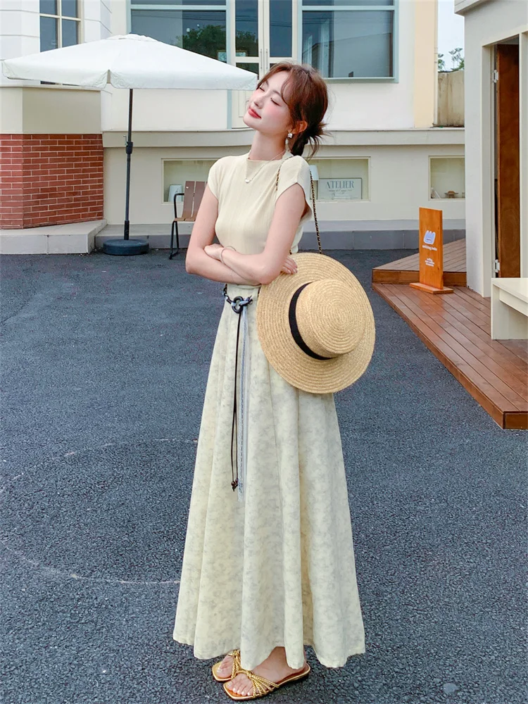 軽やかなニット半袖フラワープリントスカートセットアップ対応の春のカジュアルスタイル