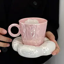 手描きピンク雲モチーフ 陶器製カフェカップ＆ソーサーセット【かわいいデザイン・誕生日ギフトに最適】