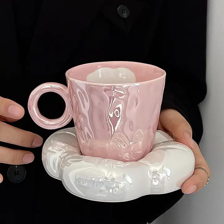 手描きピンク雲モチーフ 陶器製カフェカップ＆ソーサーセット【かわいいデザイン・誕生日ギフトに最適】