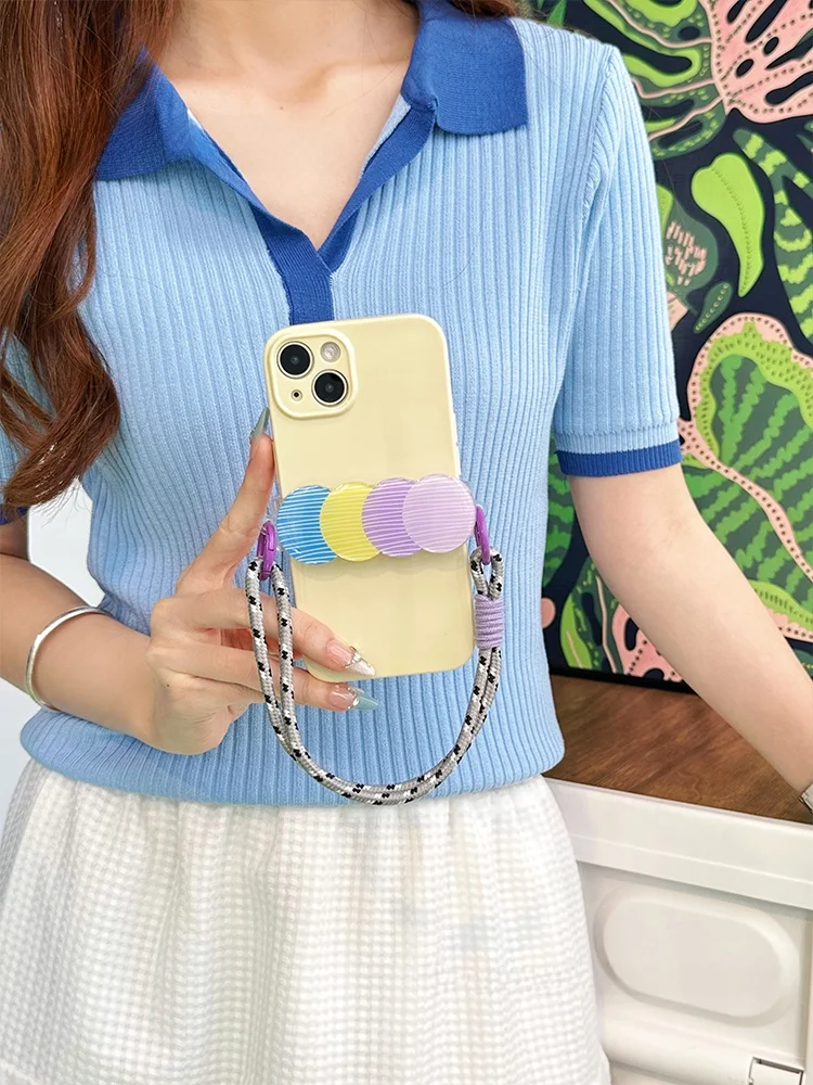 カラフルな円形スマートフォン背面クリップ：斜め掛け可能で収納効率を高める汎用型ホルダー