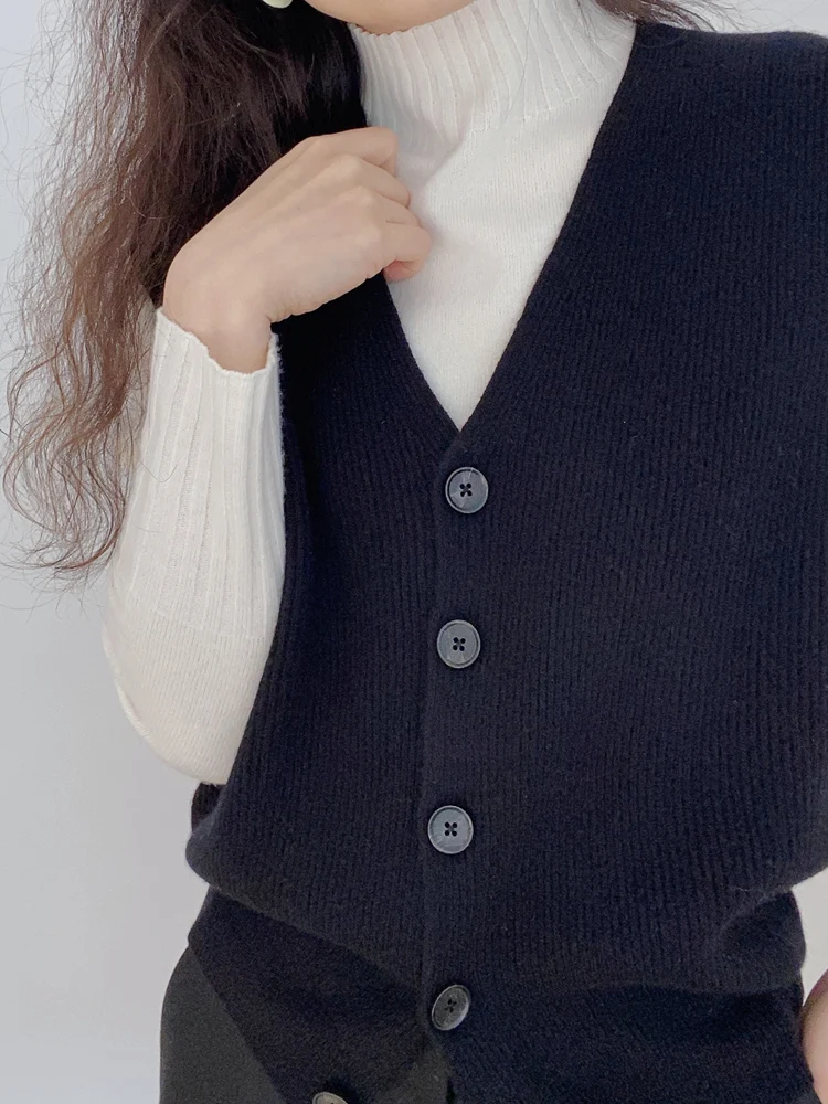 大人可愛い服 40代コーデ｜Vネックニットベストの着こなし術と色選びの秘密