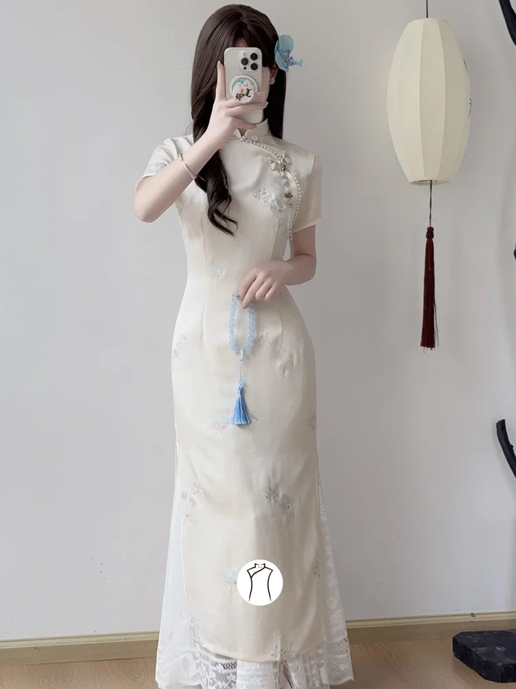 シャーリング 服：白色の醋酸刺繍チャイナドレスのデザインと実用性