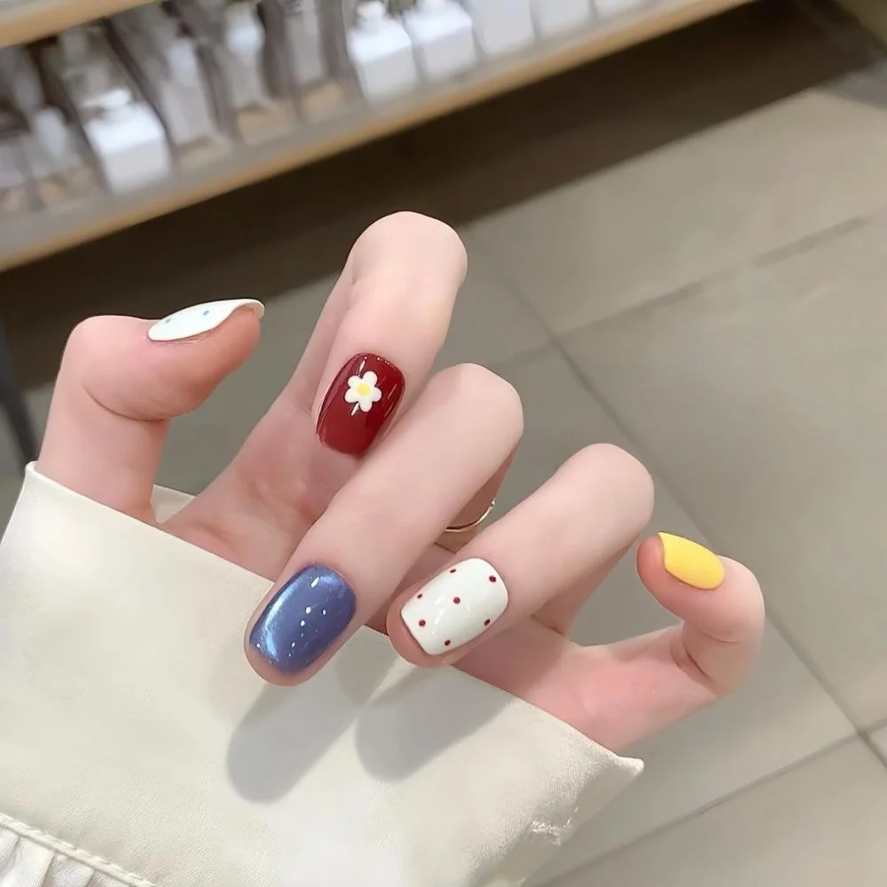 5月にオフィスで使えるネイルアートは、どう選ぶ？