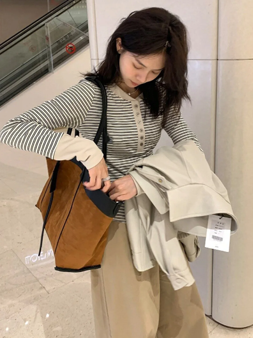 デザイン性のあるボタン付きヘンリーネック長袖Tシャツ【レトロカラーブロック・ストライプ・女性用】