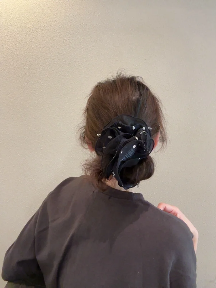 おしゃれなドット柄ヘアゴムは、どんなシーンで活躍するのか？