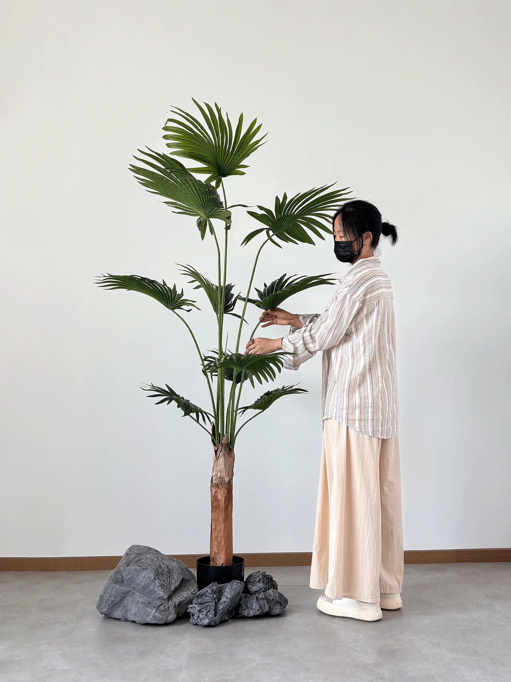 リアルな観葉植物風アーチ型ポット：インテリアに自然な雰囲気を演出する装飾品