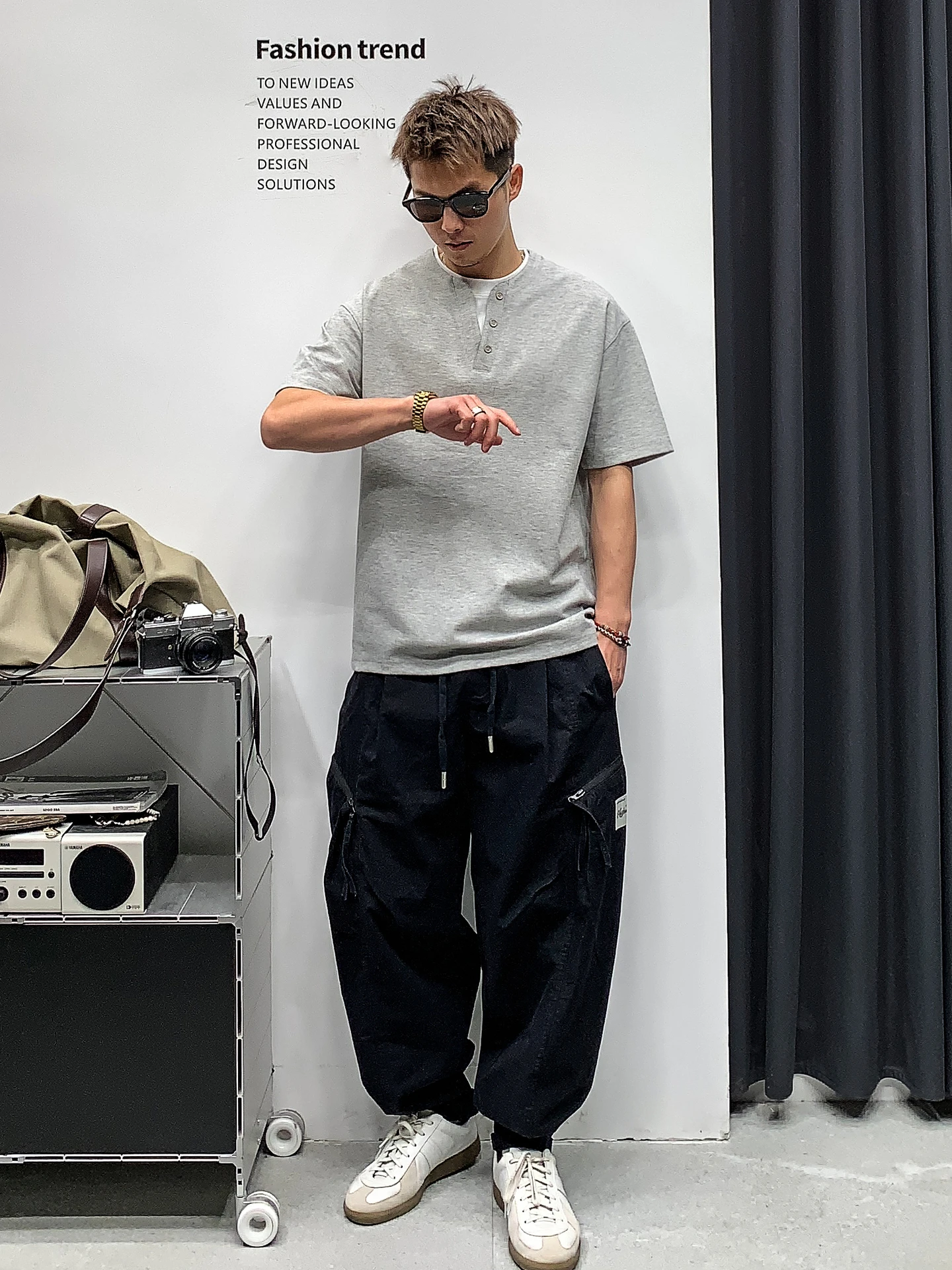 シンプルなカラーの半袖Tシャツ【メンズ・カジュアル・五分袖】：セットアップ対応の日常着としての実用性と使い分け