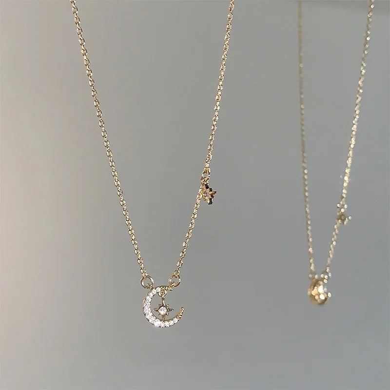高級感ある月のデザインネックレス：高校生女性向けのシンプルで多用途なアクセサリー