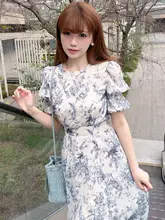 印花のラウンドネックでウエストを絞った長袖ワンピース【春用・清楚系・ファッション感】
