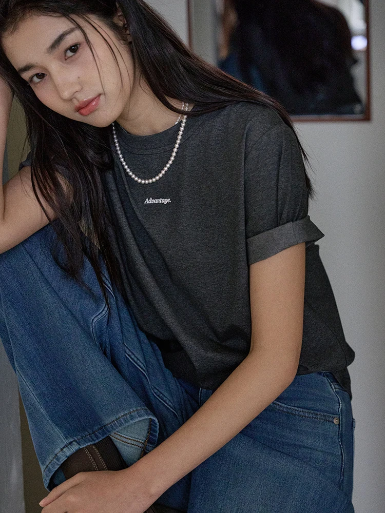 特別な刺繍入り肩出しTシャツ：夏用のリラックススタイルを実現
