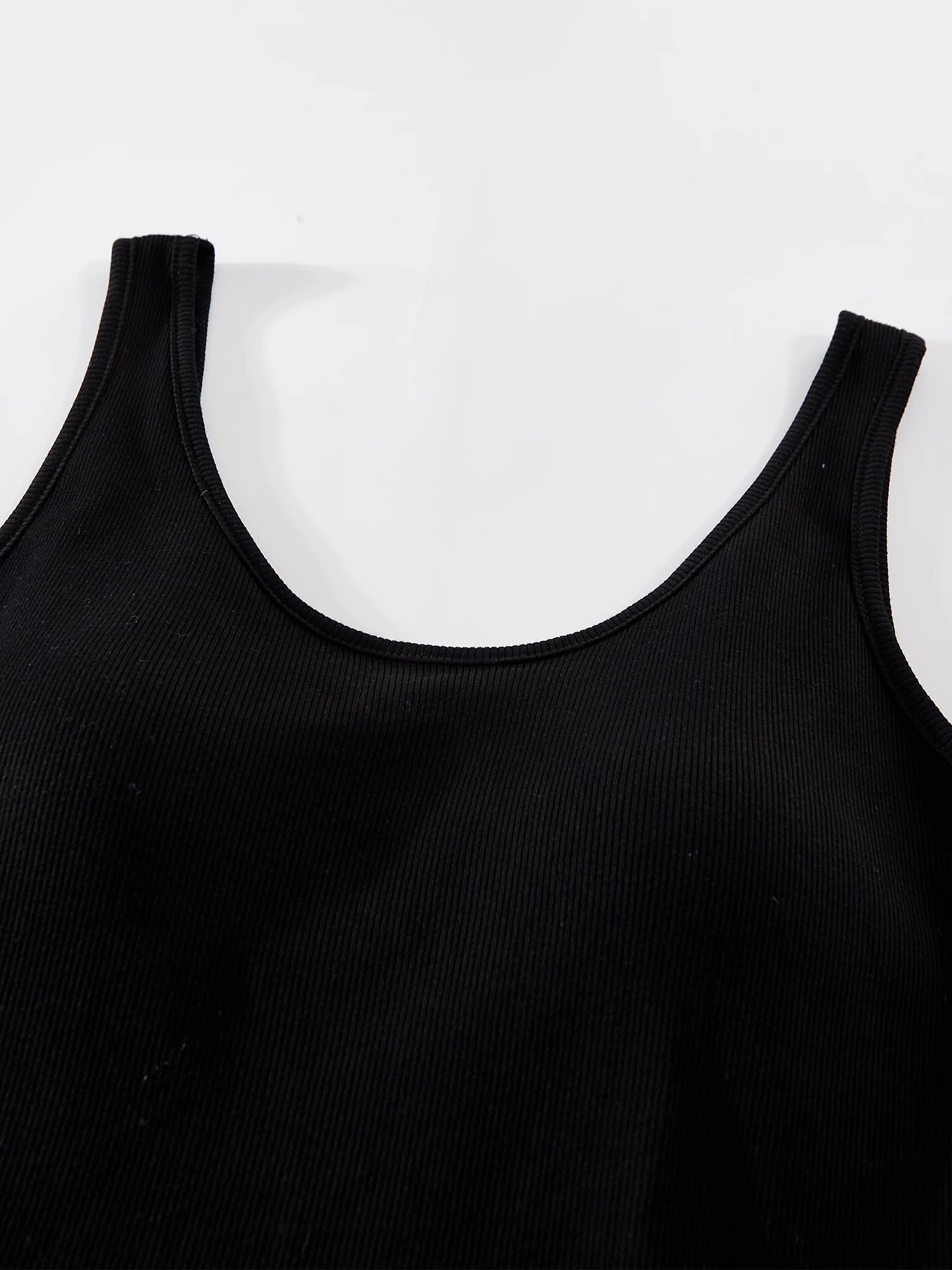 巨乳に似合う服としての黒の不規則デザインキャミソールワンピースの実用性とデザイン特性