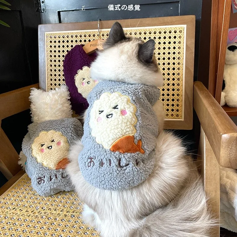 クリスマスデザインのペット用ニットベスト：猫や犬に着せやすい立体クマの暖冬スタイル