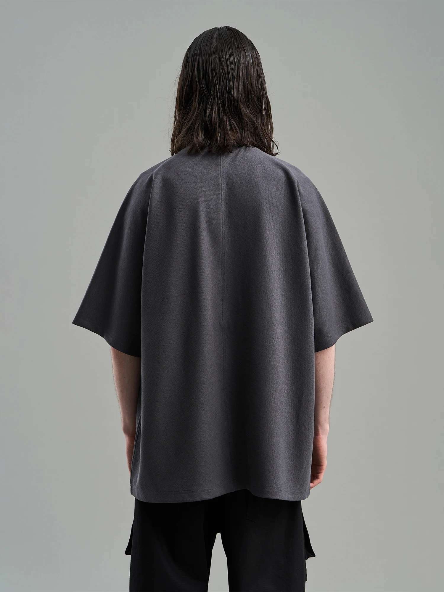 BLINDNOPLAN B7シリーズ ロゴTシャツ メンズ：ビビッドカラー カットソーの実用性と価格分析