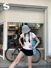 重ね着できるタンクトップと白い短袖Tシャツ【女性用・スリムフィット・夏用】（セットアップ対応）