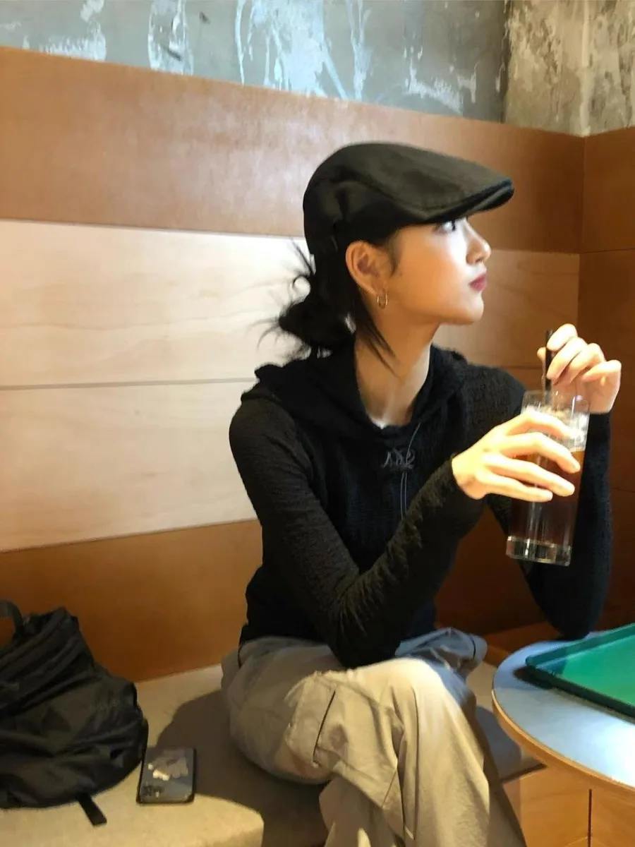 つば広キャップを選ぶときに迷うなら、この1つのシンプルなブラックキャップが救う