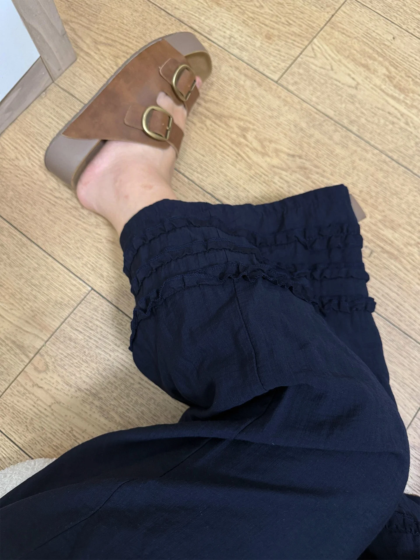 セミフレアパンツはどんなもの？低身長でも着やすい夏のスタイルを決めるポイントとは？