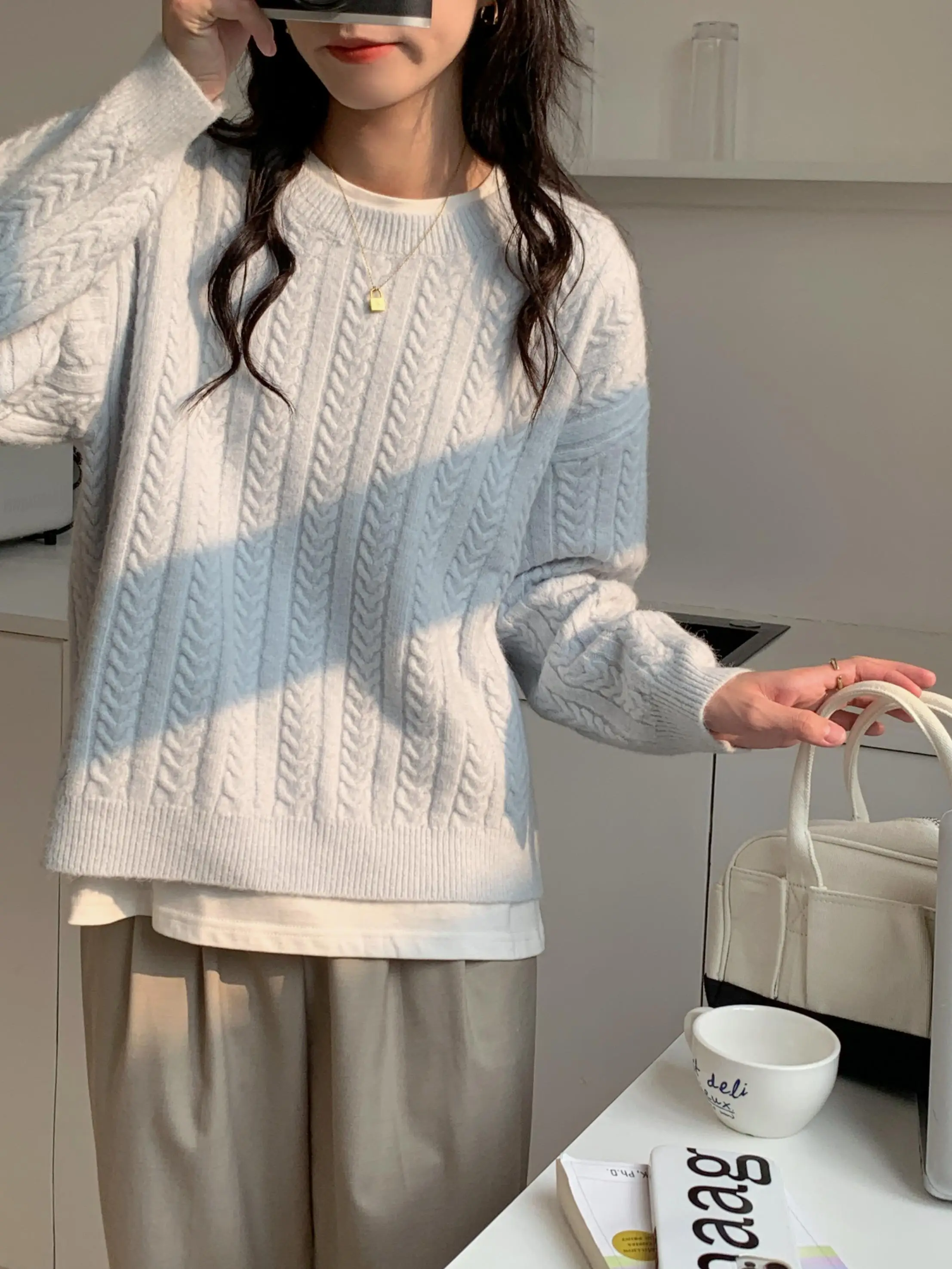大人可愛い服 40代コーデ 完全ガイド｜麻花編みセーターの自然な可愛さ