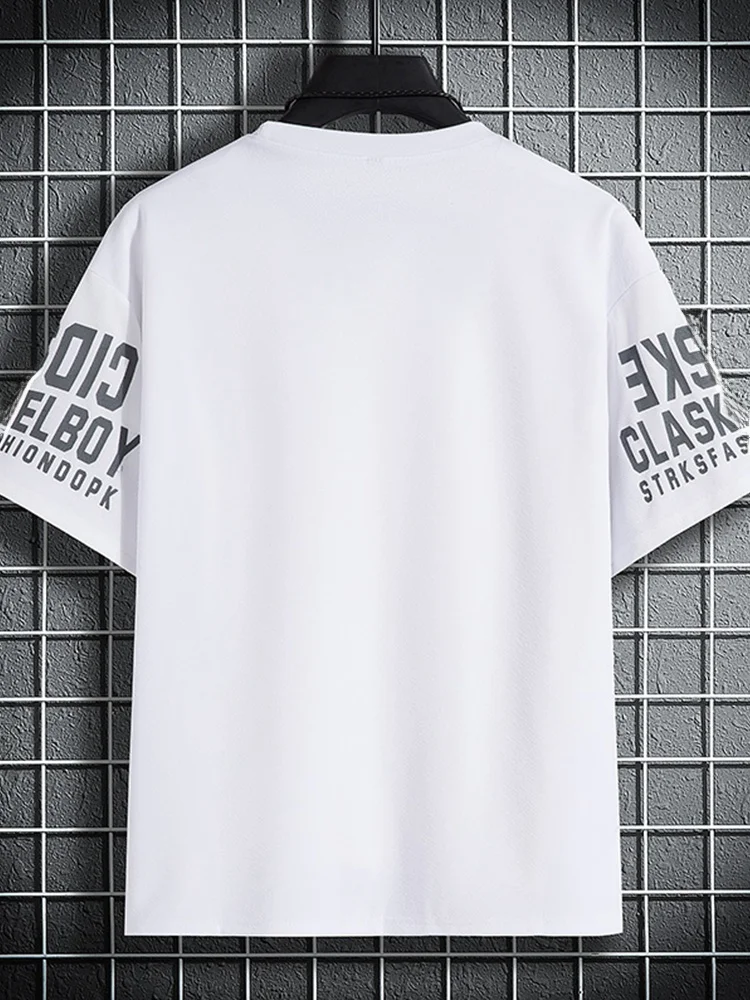 カジュアルなアニメプリントTシャツ：かっこいいアニメキャラをリアルに楽しめるメンズ夏用アイテム