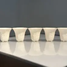 深腹デザインの浮彫梅花型カップ【象牙色・柴焼き・広口・茶器】