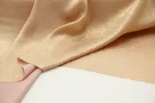 贅沢な金糸の光沢を持つ柔らかでドレープ感のある金色と浅いピンクの織金麻サテン生地【礼服用・旗袍用】