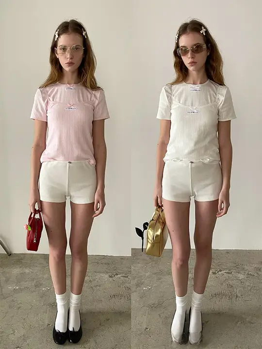 リボンロゴデザインのキャミソールとTシャツの組み合わせ（セットアップ対応）
