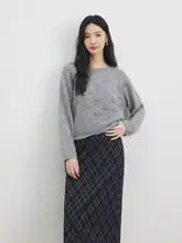 文芸刺繍デザインのウールニットトップス【立体花・ブルー・クルーネック】