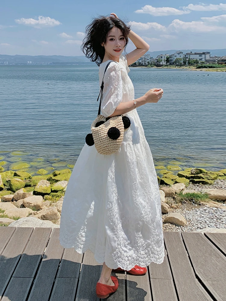 ロングワンピース着こなし夏：美しいデザインの白いワンピースで涼しげなスタイルを実現